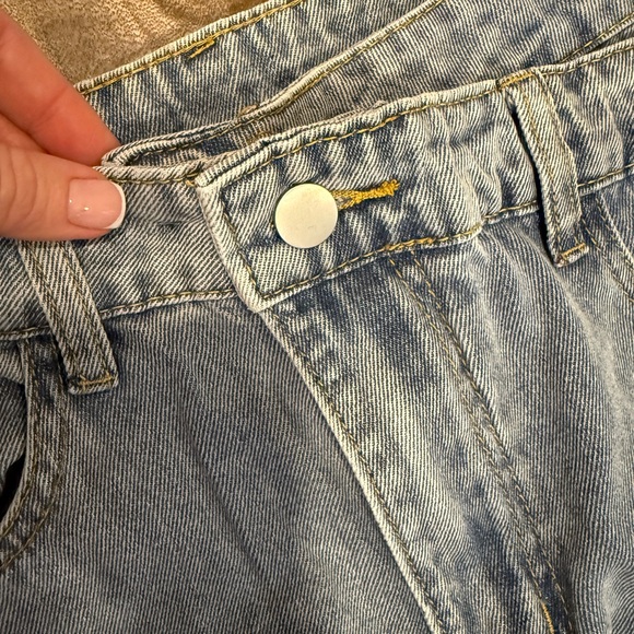 Vintage-Inspired Light Wash Mom Jeans – Size Small - Picture 4 of 5